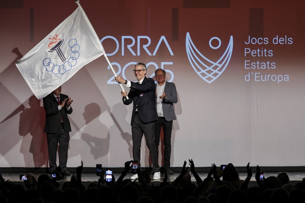 Ceremonie de cloture David Tomatis avec le drapeau des Jeux