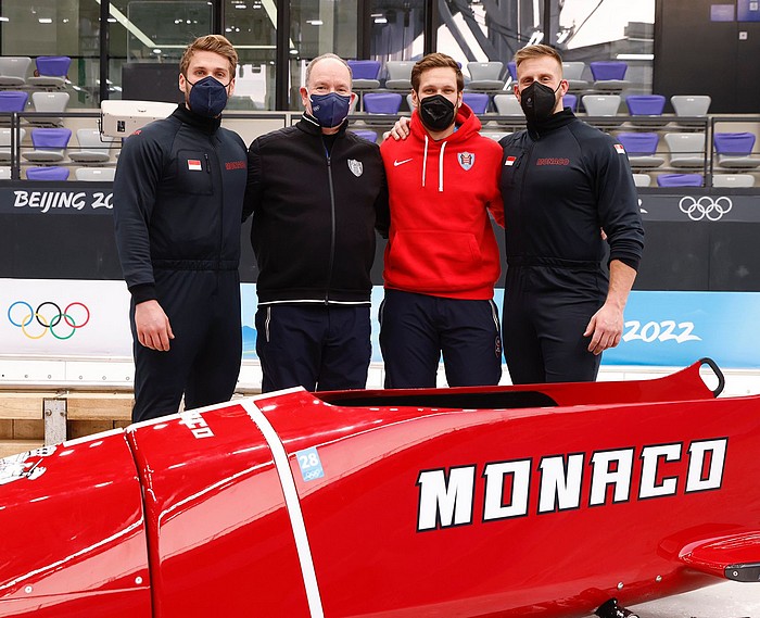 Prince Albert II avec lequipe de Monaco de bobsleigh DR