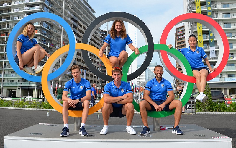 Six athletes anneaux olympiques